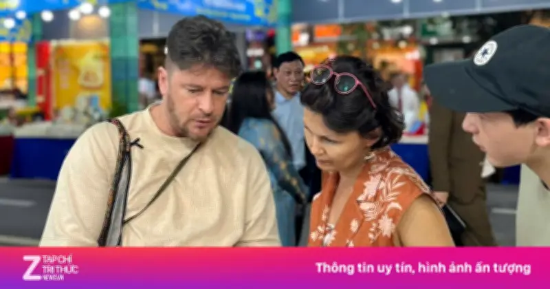 Du khách quốc tế đổ xô tìm mua sách lịch sử Việt Nam tại Đường sách Tết 2026