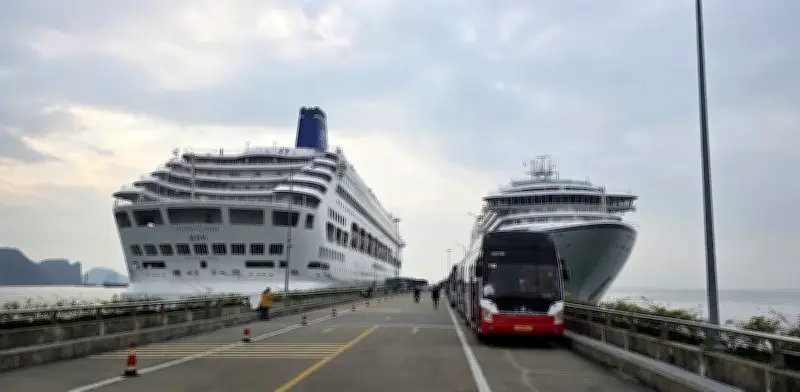 Du khách quốc tế 'xông đất' Hạ Long, Quảng Ninh đón chào năm mới 2026 đầy ấn tượng