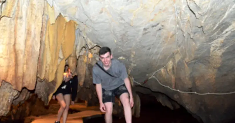 Du khách thích thú khám phá hang động tiền cổ trong lòng đất tại Ninh Bình