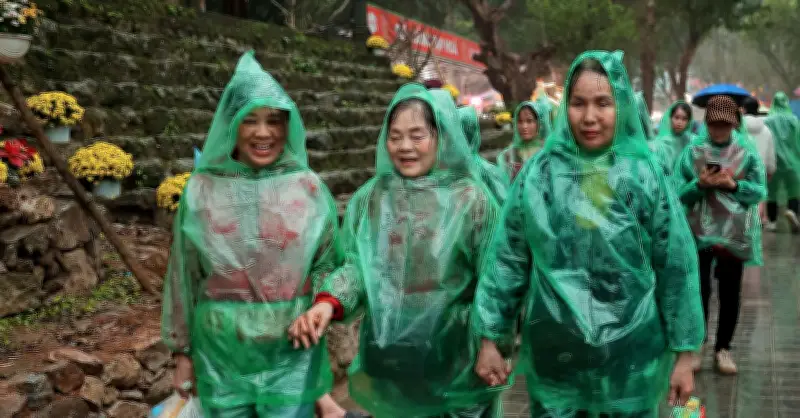 Du khách đổ về chùa Hương ngày khai hội, cảnh tượng đông nghẹt người