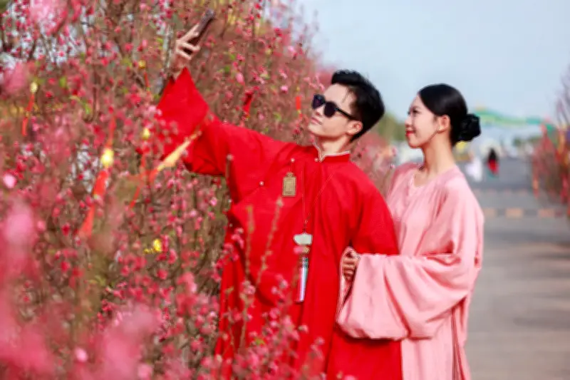 Du khách đổ về Cần Giờ check-in lễ hội khinh khí cầu, đón Valentine đặc biệt