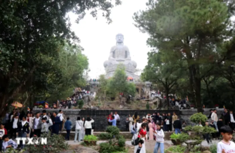 Du khách đổ về Khánh Hòa trẩy hội chùa Phật Tích đầu năm