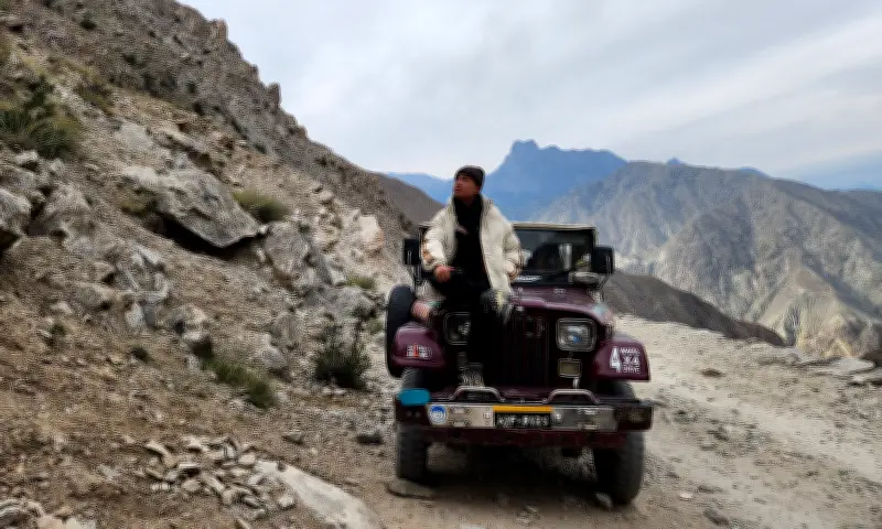 Du khách Việt chinh phục cung đường hiểm trở bậc nhất thế giới ở Trung Quốc