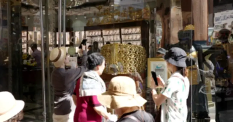 Du khách Việt đổ xô đến chợ vàng Dubai 'lấy hên' ngày vía Thần tài