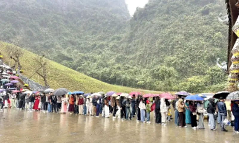 Du khách xếp hàng dài dưới mưa vào điểm du lịch mới nổi tại Ninh Bình