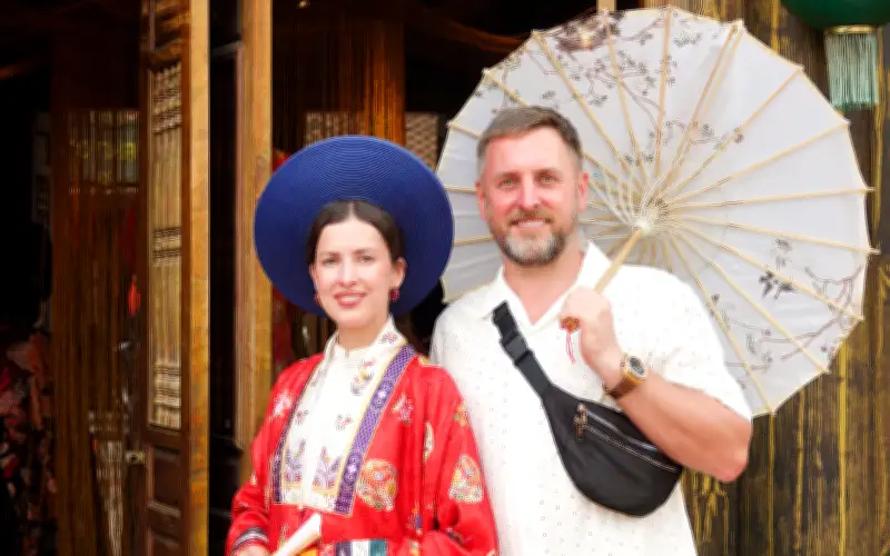 Du khách quốc tế thuê trang phục Việt Nam chụp ảnh Tết tại Phú Quốc