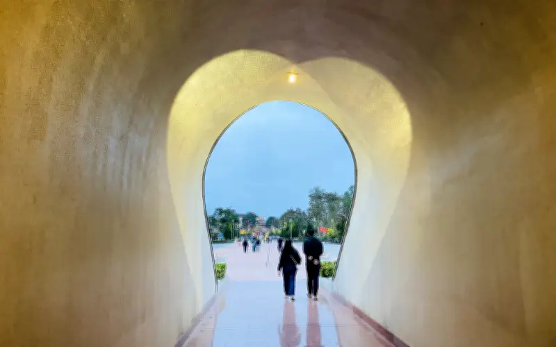 Du Xuân Đầu Năm, Nhiều Gia Đình Tìm Về Thành Cổ Quảng Trị Để Thắp Hương