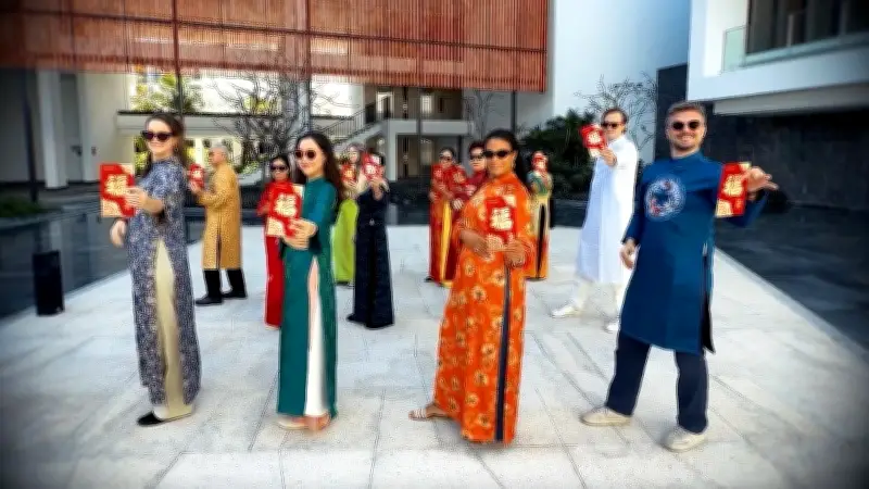 Đại sứ quán Hà Lan gây bão mạng với clip nhảy Tết 'Vạn Sự Như Ý'