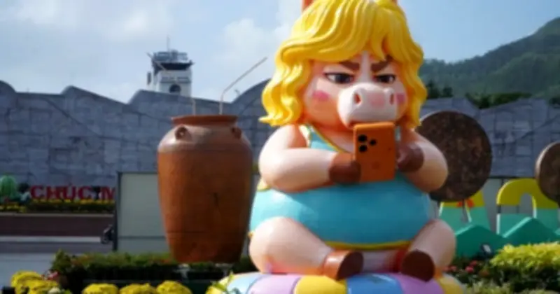 Dàn linh vật ngựa '1-0-2' biến quảng trường Quy Nhơn nhộn nhịp dịp giáp Tết