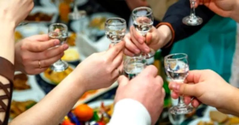 Ăn lót dạ trước khi uống rượu: Bí quyết khoa học giúp lâu say và bảo vệ sức khỏe