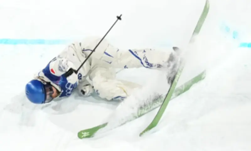 Eileen Gu vượt qua cú ngã gãy ván, lội ngược dòng vào chung kết Olympic 2026