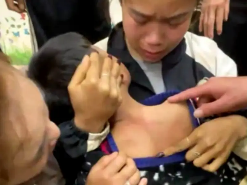 Học sinh tiểu học bị bỏ quên trong lớp tối, gia đình hoảng loạn tìm kiếm