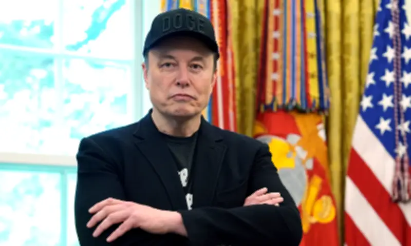 Elon Musk chỉ trích AI của đối thủ là 'đạo đức giả', cảnh báo nguy cơ