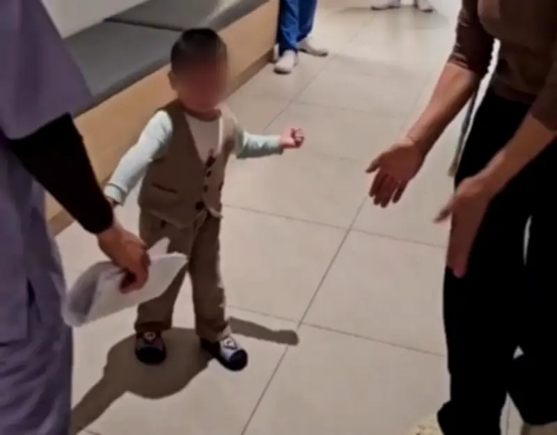 Em bé sống thực vật hồi sinh nhờ điều trị bằng thở oxy cao áp