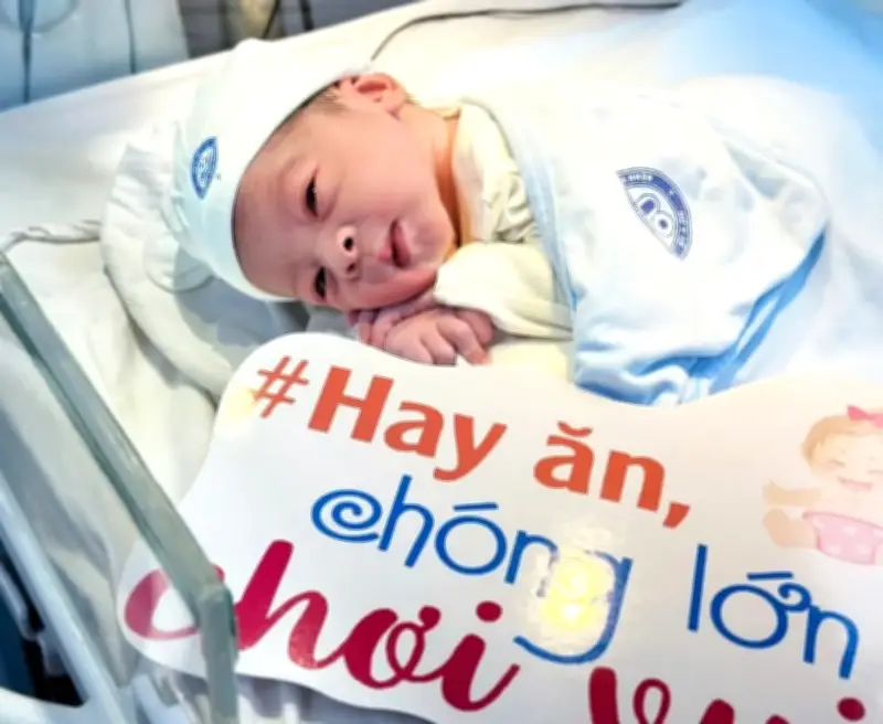 Em bé đầu tiên chào đời đúng giao thừa Bính Ngọ tại Bệnh viện Phụ sản Trung ương