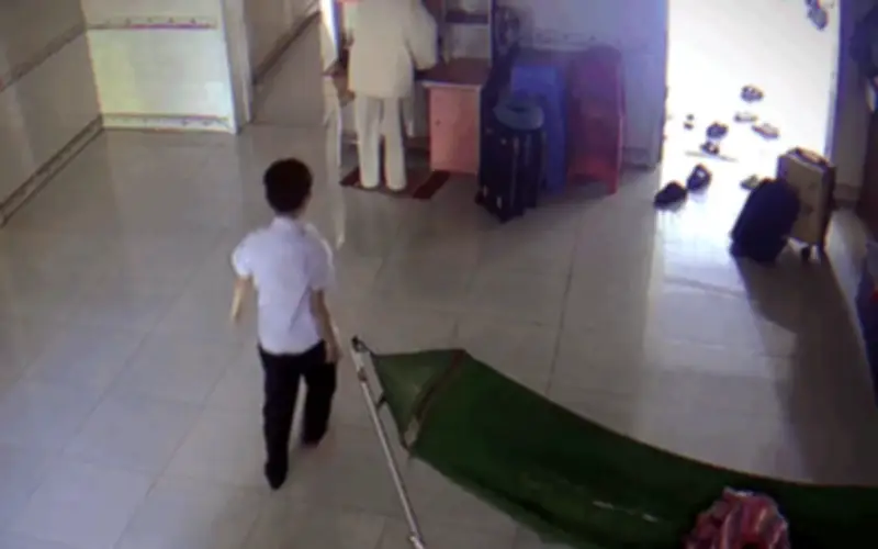 Em trai ôm chặt chị gái trong khoảnh khắc chia tay, cảm xúc dâng trào khi chị vào Nha Trang làm việc