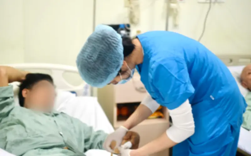 Cấp cứu cấp tốt người đàn ông 57 tuổi ở Hà Nội bị chấn thương nặng ở tay do chặt thịt gà