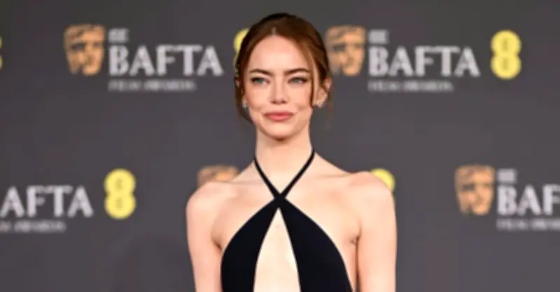 Emma Stone gây sốt với váy khoét ngực táo bạo tại sự kiện điện ảnh