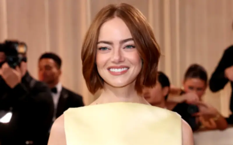 Emma Stone khởi động mùa giải thưởng 2026 với sắc vàng thống trị thảm đỏ Hollywood