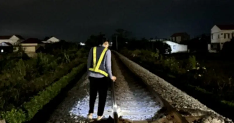 Những Người Không Về Nhà: Cảm Xúc Của Nhân Viên Đường Sắt Trong Mùa Tết