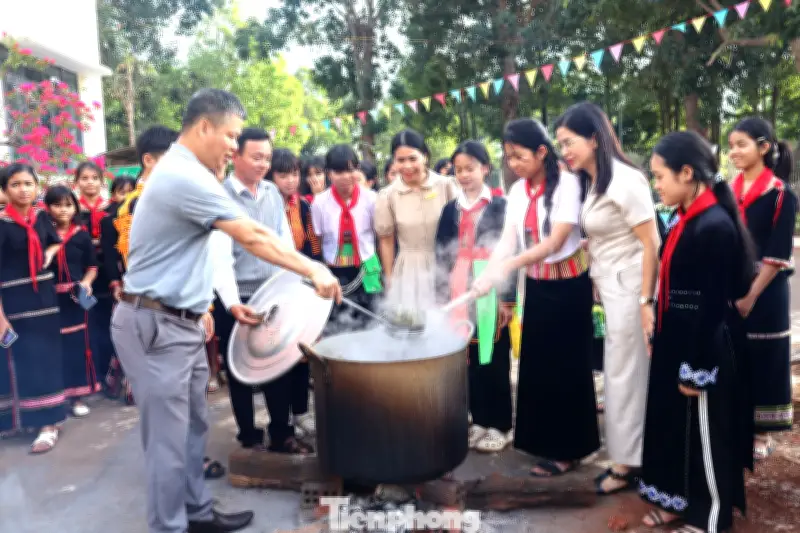 Học sinh dân tộc nội trú Đắk Lắk rộn ràng đón Tết cổ truyền với bánh chưng, trò chơi