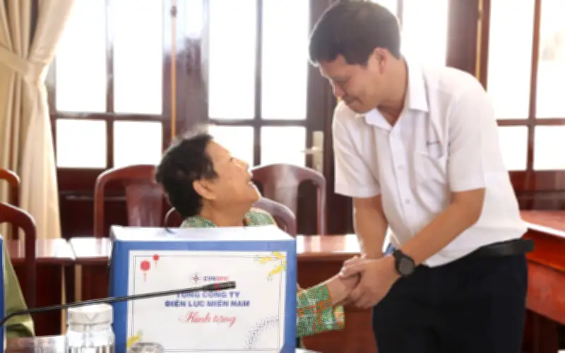 EVNSPC Trao Hàng Nghìn Phần Quà Tết, Chăm Lo Người Nghèo Miền Nam