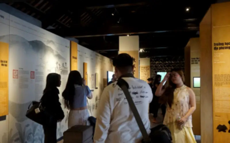 Trưng bày 'Sử đá lưu danh' tại Văn Miếu Quốc Tử Giám thu hút giới trẻ