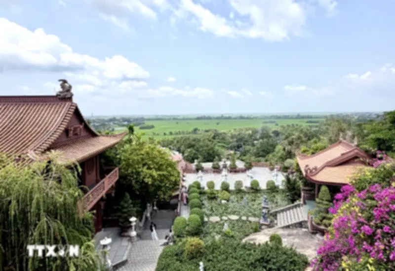 Khám phá chùa Hang núi Sam: Kiến trúc độc đáo và hệ thống hang động linh thiêng