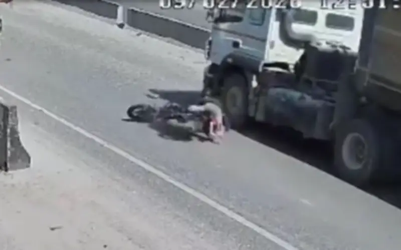 Tai nạn thảm khốc trên cao tốc Ấn Độ: Xe máy trượt bánh, tài xế tử vong dưới bánh xe tải