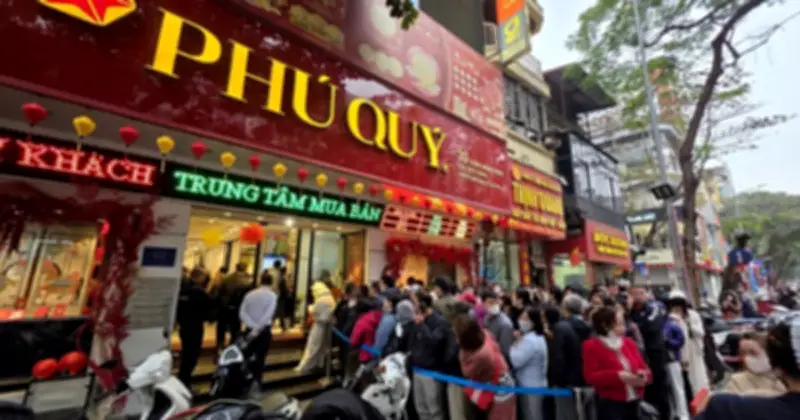 Cơn Sốt Bạc Phong Thủy: Người Dân Xếp Hàng Từ 4 Giờ Sáng Tranh Mua Ngân Mã Chiêu Tài