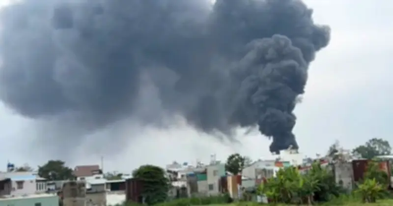 Hỏa hoạn bùng phát tại kho phế liệu ở Hóc Môn, lực lượng PCCC khống chế sau 40 phút