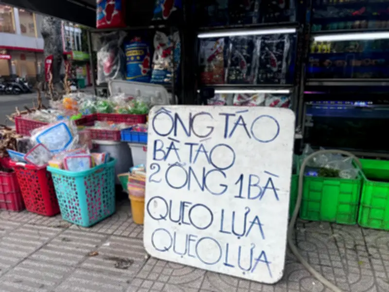 Cửa hàng cá cảnh trưng biển '2 ông 1 bà' hút khách mua cá chép tiễn ông Táo