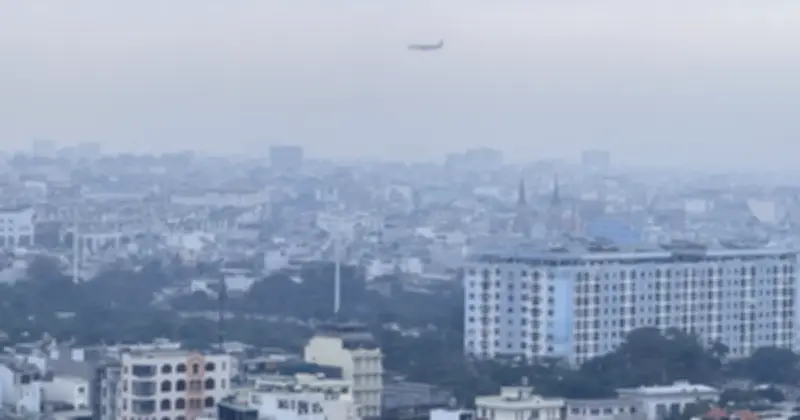 Sương mù bao phủ TP.HCM, không khí se lạnh do không khí lạnh khuếch tán