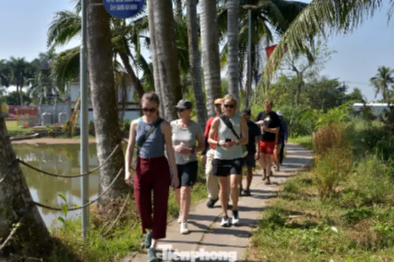 Khách Tây Hào Hứng Trải Nghiệm Tết Cổ Truyền Tại Cồn Sơn, Cần Thơ