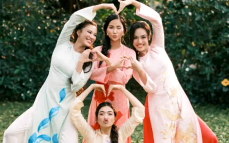 Bốn Hoa Hậu Hoàn Vũ Hội Ngộ, Bật Mí Bí Quyết Tạo Dáng Khiến Fan Thích Thú