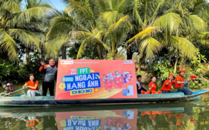FPT Mang Ngoại Hạng Anh Đến Miền Sông Nước, Gia Đình Việt Quây Quần Đón Tết
