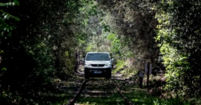 Pháp Thử Nghiệm Xe Van Hybrid Chạy Trên Đường Sắt Bỏ Hoang Để Cải Thiện Giao Thông Xanh