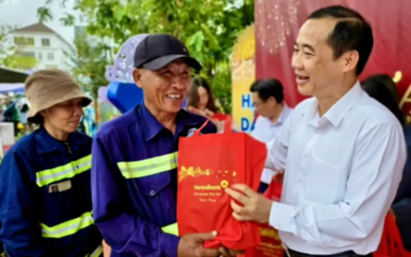 Lãnh đạo Mặt trận Tổ quốc trao quà Tết cho người nghèo và công nhân vệ sinh môi trường