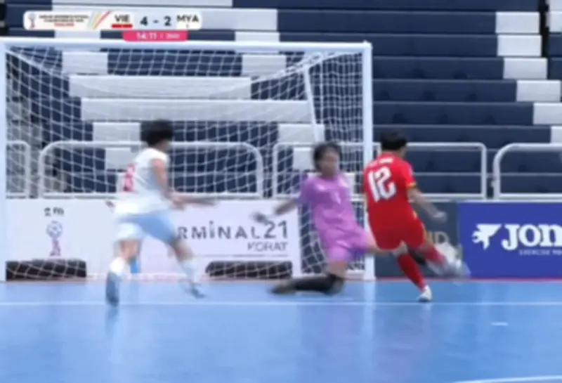 Futsal nữ Việt Nam thắng đậm 5-2 trước Myanmar, rộng cửa vào bán kết