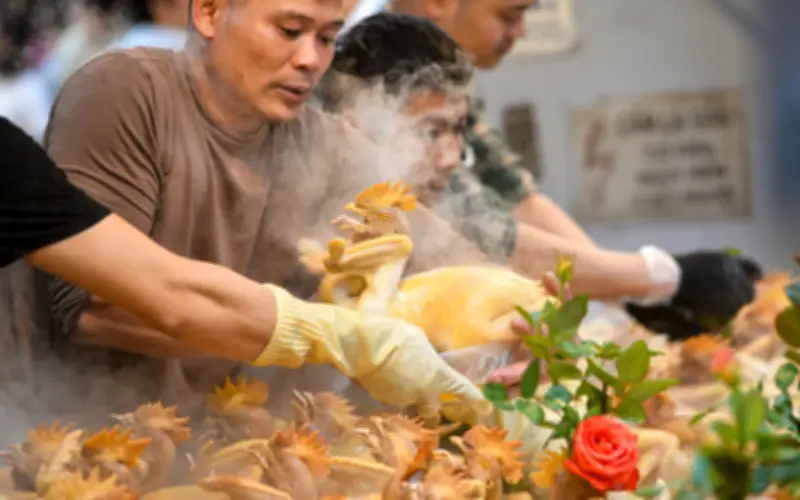 Gà lễ cánh tiên giá triệu đồng đắt khách tại chợ Hà Nội ngày cuối năm