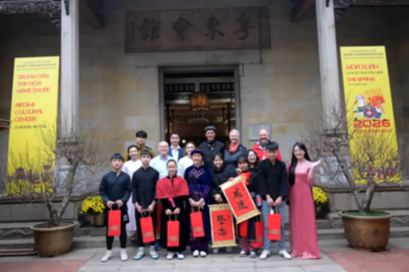 Đại sứ các nước G4 giao lưu bóng đá thể hiện tinh thần gắn kết của Tết Việt