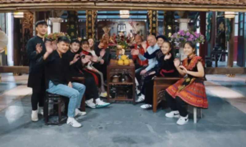 Đại sứ nhóm G4 chơi bóng đá, gửi lời chúc Tết ấm áp đến người dân Việt Nam