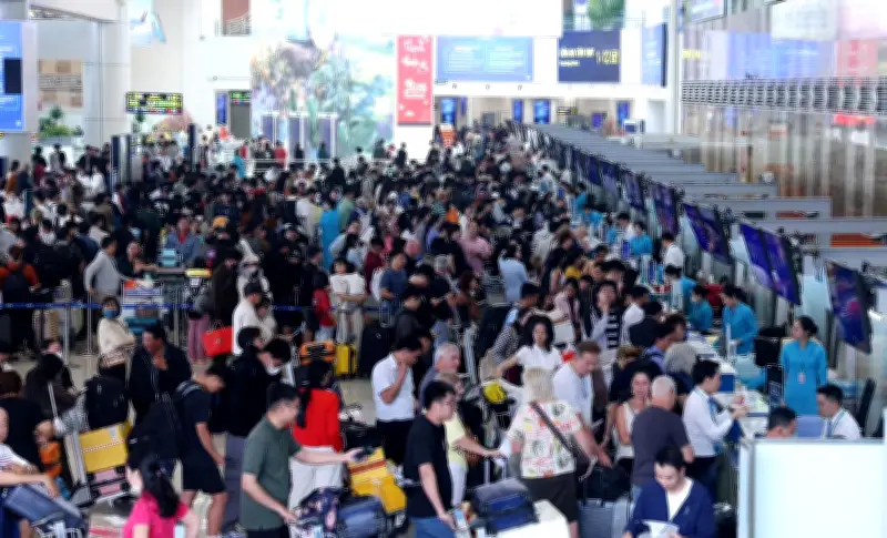 Ga Hà Nội đông nghịt khách sau Tết, hàng không cũng lập kỷ lục