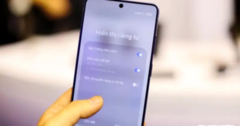 Galaxy S26 Ultra: Màn hình riêng tư tích hợp có thực sự vượt trội so với miếng dán?