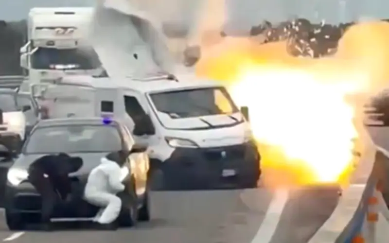 Băng Cướp Phục Kích Xe Chở Tiền Bằng Bức Tường Lửa Và Nổ Súng Với Cảnh Sát Ý