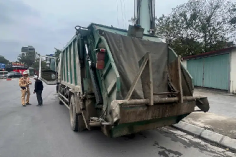 Để chất bẩn, lấp biển số nhiều ngày, tài xế xe rác bị phạt 23 triệu đồng