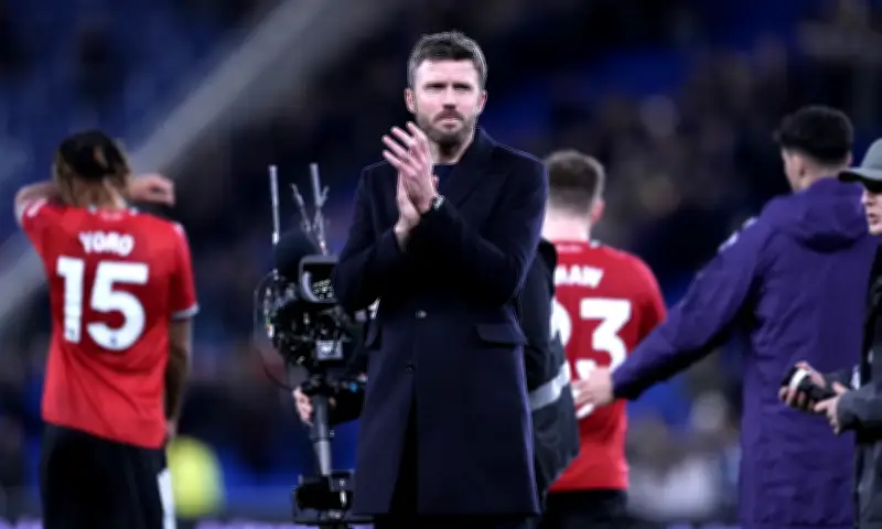 Gary Neville cảnh báo Man Utd về việc bổ nhiệm HLV Michael Carrick