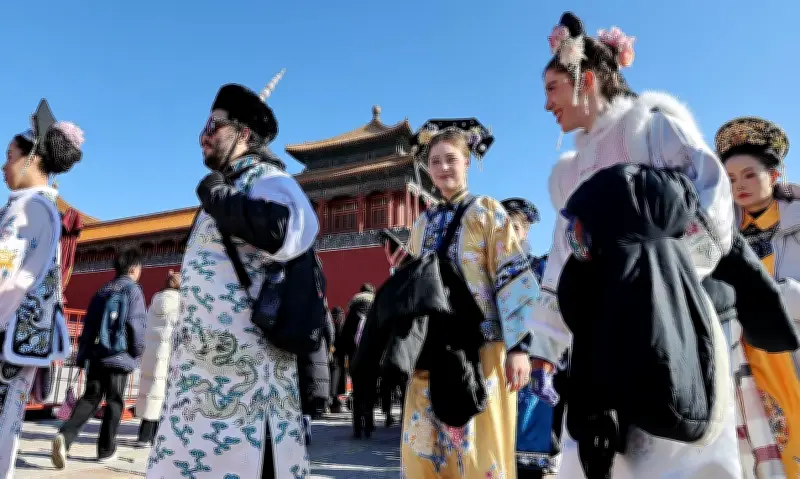 Gen Z Mỹ Đắm Chìm Trong Lối Sống Trung Hoa: Từ Nước Nóng Đến Dép Nhà