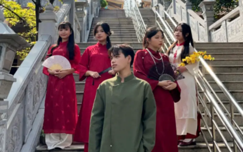 Gen Z rộn ràng chụp ảnh Tết với áo dài, thúc đẩy văn hóa truyền thống và kinh tế địa phương