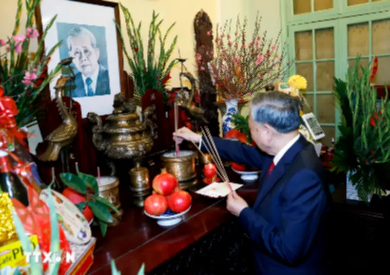 Tổng Bí thư thắp hương tưởng nhớ các đồng chí lãnh đạo Đảng, Nhà nước đã từ trần